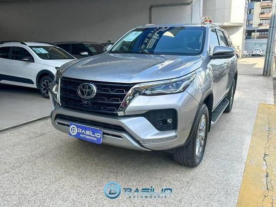 TOYOTA HILUX SW4 2.8 D-4D TURBO DIESEL SRX 7L 4X4 AUTOMÁTICO